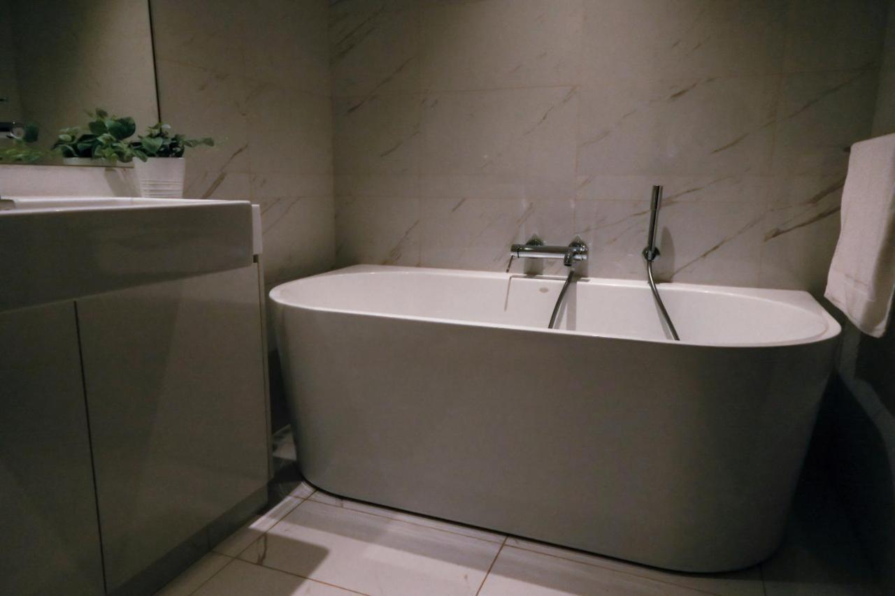 Brand New Water Front Luxury Cinnamon Suites Apartment In Heart Of Colombo City Exterior foto