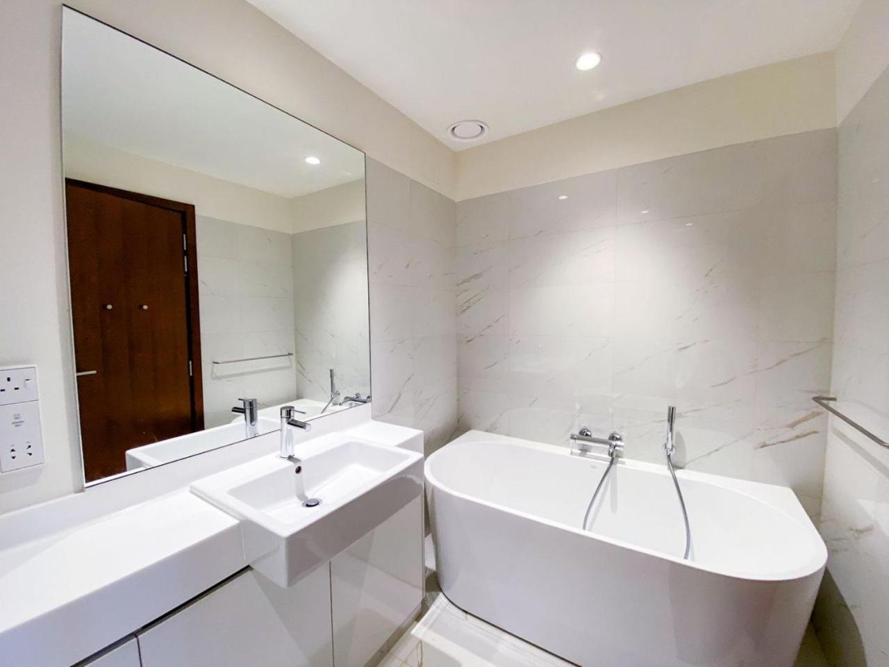Brand New Water Front Luxury Cinnamon Suites Apartment In Heart Of Colombo City Exterior foto
